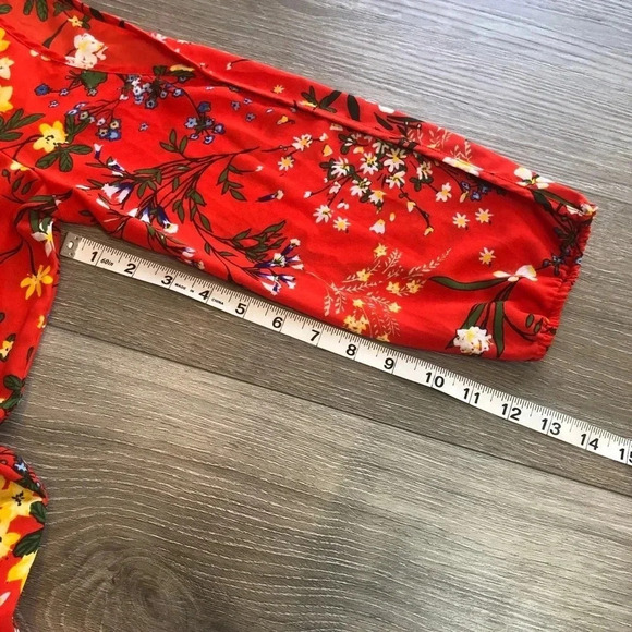 New York And Company Cold Shoulder Top Red Floral Lightweight Womens Size Small - Picture 4 of 14